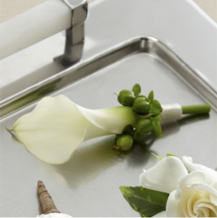 White Calla Boutonniere Oakland Park Florist Flower Delivery By 2 Lips Floral Design 